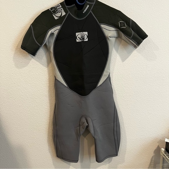 Body glove gray black and green shirt wetsuit size 16 youth zipper back